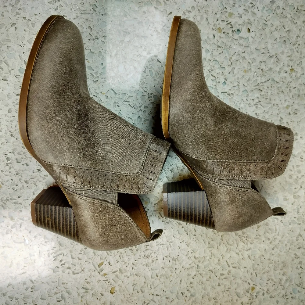 Lifestride Velocity Jovie Open Cut Grey Ankle Bootie Size 6.5 Faux Vegan Leather